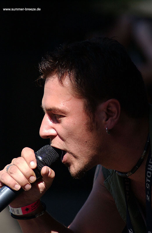 Bild eines Mitglieds der Band Age of Ignorance beim Live-Auftritt.